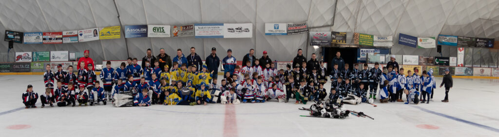Skupinová fotka složená z více fotek jako panorama všech týmů po skončení turnaje Myšák cup 2024 pro ročník 2016