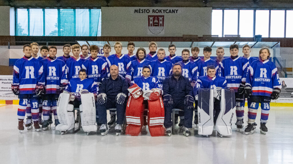 Skupinová fotka s f/8 a vysokým ISO bez systémového blesku