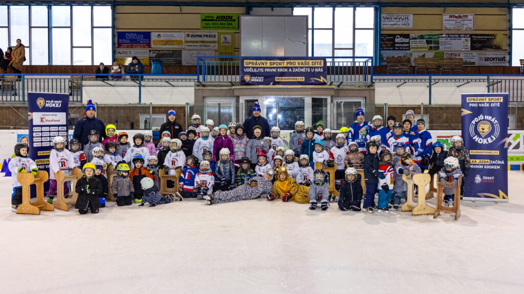 Skupinová fotka v hale se systémovým bleskem z akce Pojď hrát hokej leden 2025